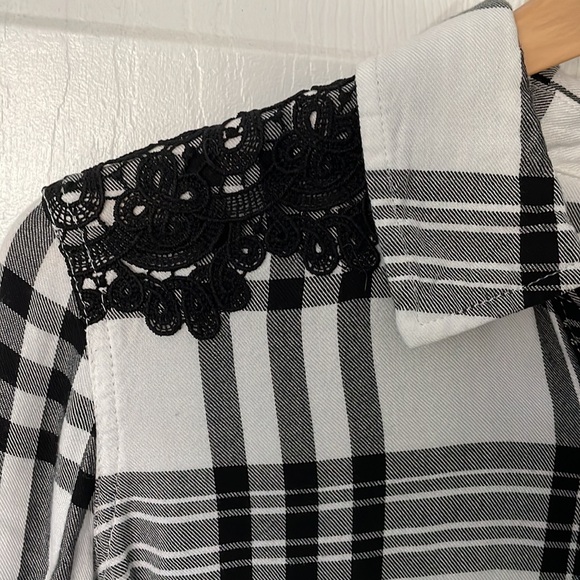 NEW YORK AND COMPANY Plaid button down shirt size SMALL - Picture 3 of 12